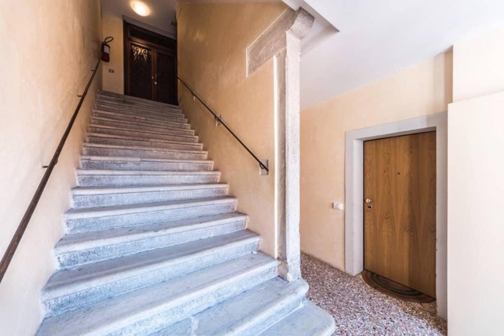 Rialto Apartment With Canal Grande View Венеция Экстерьер фото